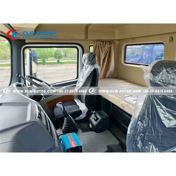 SHACMAN X3000 10m³ Asphalt Distributor Truck Precise Asphalt Spreading For Road Maintenance