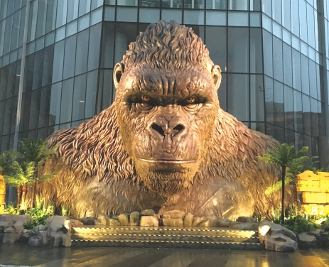 Custom-made Giant Modern Sculpture: King Kong Fiberglass & Stainless Steel Ornament for Themed Venue Ambiance