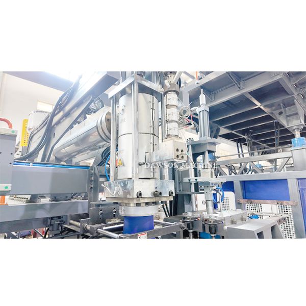4 Screw Heating Zone Plastic Blow Molding Machine HDPE Jerrycan Bottle Production Line Clamping Force 270 KN Technology