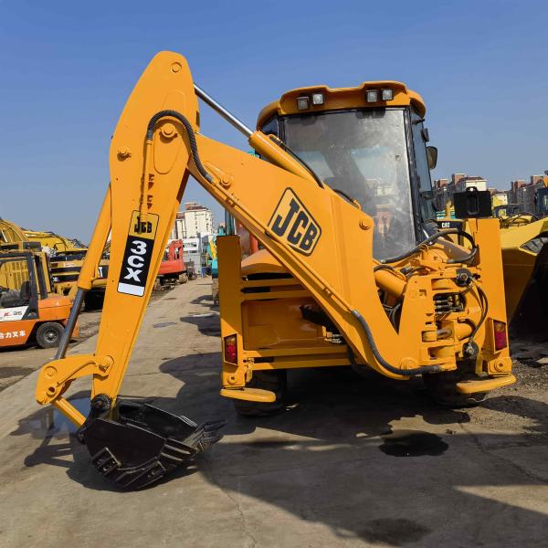 JCB 3CX chargée à l'excavatrice 6.07t