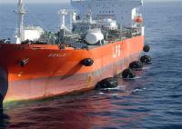 O avião monta pneus o navio de borracha pneumático líquido do para-choque transferência 50Kpa do navio