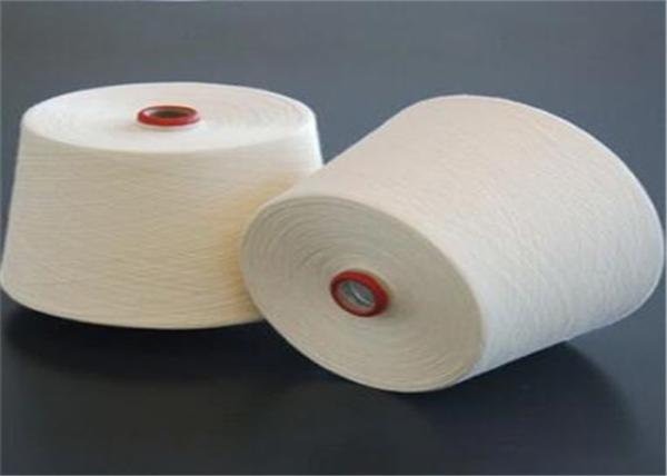 O anel branco natural do fio para confecção de malhas do poliéster girou o fio 30S no núcleo de papel