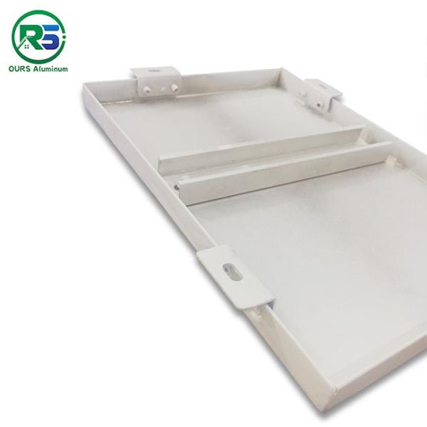 As telhas arquitetónicas de alumínio onduladas impermeáveis do teto do metal dos painéis de parede suspenderam 300mm
