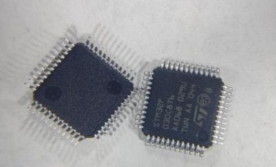 Componentes STM32F030CBT6 STM32F030C6T6 do circuito integrado AT32F421C8T7