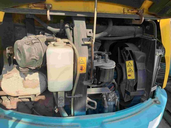 Excavadora em boas condições com capacidade de combustível de 100-500 litros e potência de 100-500 hp