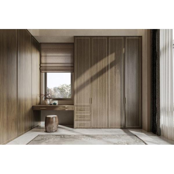 Elegante armario de madera marrón claro con acentos amarillos y rico contraste de madera oscura