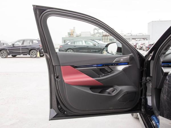 2025 BMW I5 Luxury Electric Cars Bonne performance xDrive Longue portée 651KM Fast Charging EV Nouveau modèle de berline avec toit ensoleillé BMW Série 5