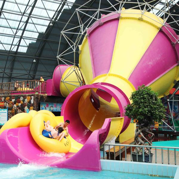 Малое скольжение воды стеклоткани для взаимодействия родителей и малышей мочит потеху