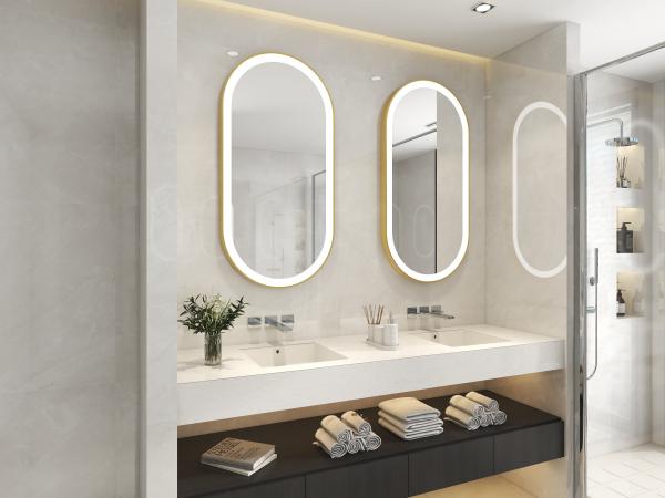 Un miroir de salle de bains en aluminium en or éclairé à LED pour un hôtel moderne