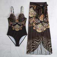 un maillot de bain en deux pièces, un bikini avec des volants, pour les aventures d'été.