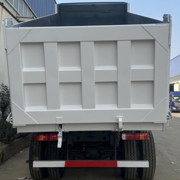 Sinotruck utilisé Howo Dump Truck 6x4 Euro 2 Spécification 5600X2300X1500mm Cisterne à carburant 300L Capacité de charge maximale de 30 tonnes