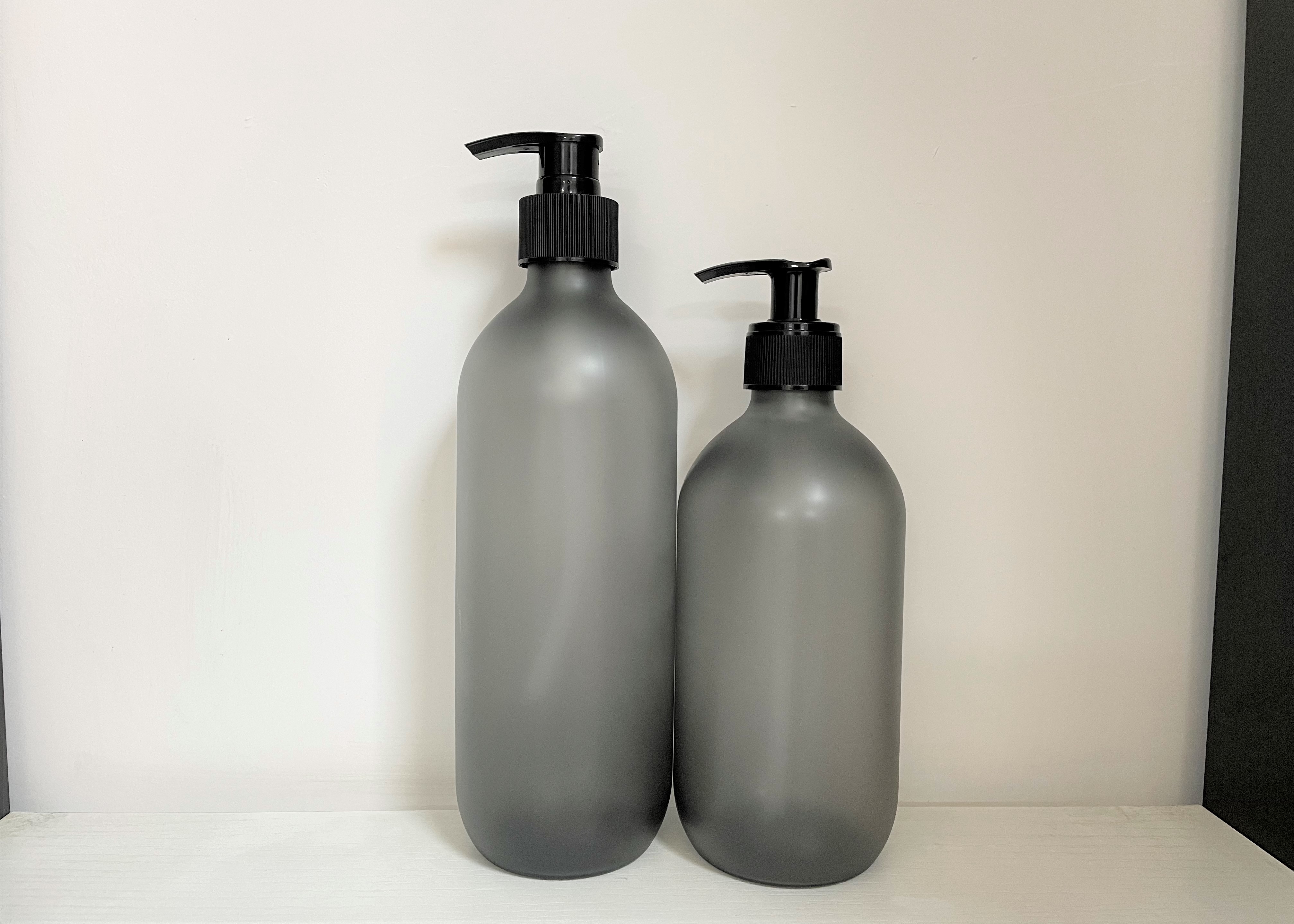 Серый цвет шампуня 450ml 550ml заморозил пластиковую бутылку с черным насосом
