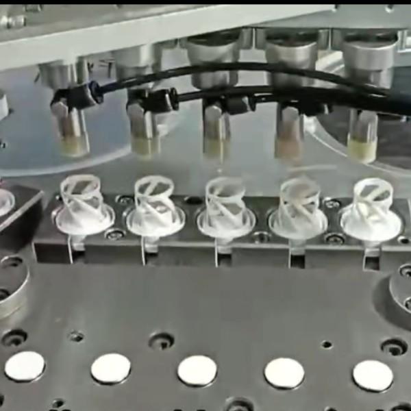 Machine automatique d'assemblage du capuchon du déshydrateur pour les produits médicaux