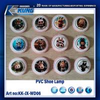 Le corps de la lampe en forme de chaussure tridimensionnelle est fabriqué en PVC hautement transparent, avec une source de lumière LED douce intégrée, qui a les doubles fonctions d'éclairage de nuit et d'ornements tendance.