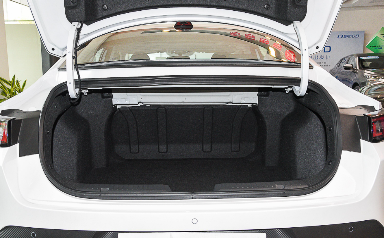 1.5T GDI DCT Changan Yida 2023 Saloon Car 4 Door 5 Seat