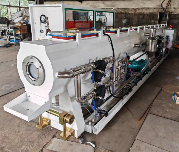 Extrudeuse à vis unique Ligne d'extrusion de tuyaux HDPE pour l'approvisionnement en eau en plastique