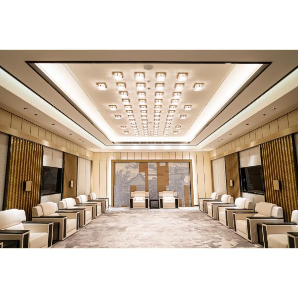 Набор мебели гостиницы VIP включает в себя белое кресло и кофейный стол из твердого дерева