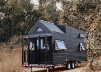 Une petite maison à roulettes, une petite maison à roulettes.