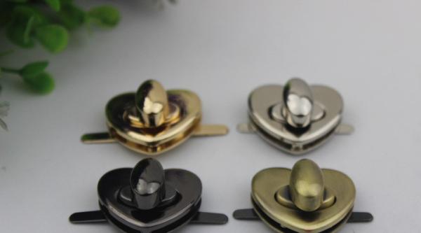 New fashion zinc alloy gold color metal bag hardware twist lock with nickel free