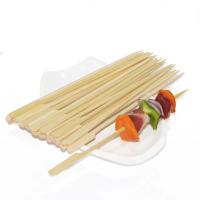 Bambous et barbecue en bois épluchés
