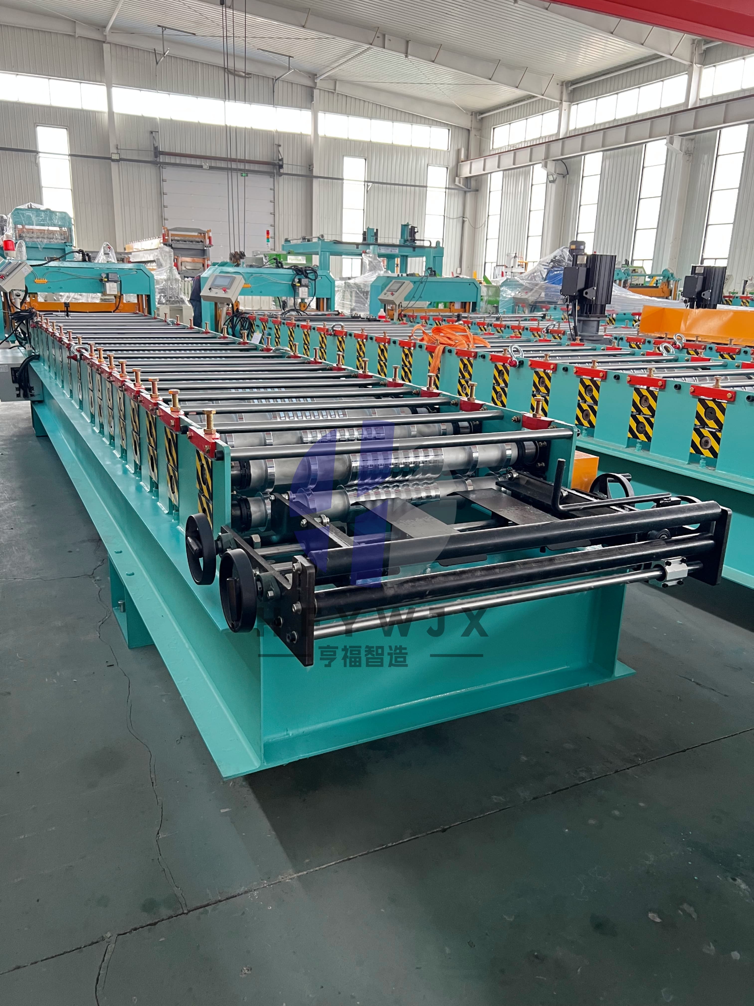 Automatic Small Corrugated Roof Sheet Roll Forming Machine with PLC Touch Screen Control and Servo Flying Cut for 0-40m/min Stepless Speed Regulation