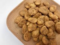 As favas revestidas petisco, vitaminas contiveram as batatas fritas da fava que refrescam o gosto