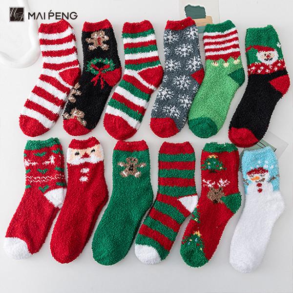 Des chaussettes chaudes à la maison à l' intérieur de Noël, des chaussettes épaisses et chaudes en tricot