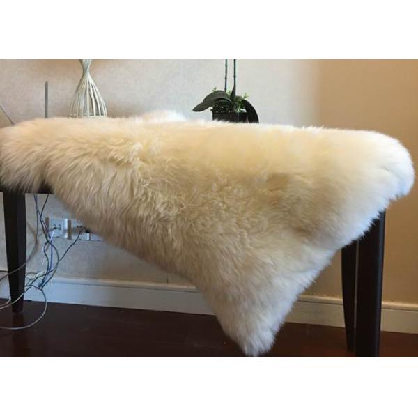 Половик пола меха живущей комнаты мягкий белый, ровные крышки автокресла овчины шерстей