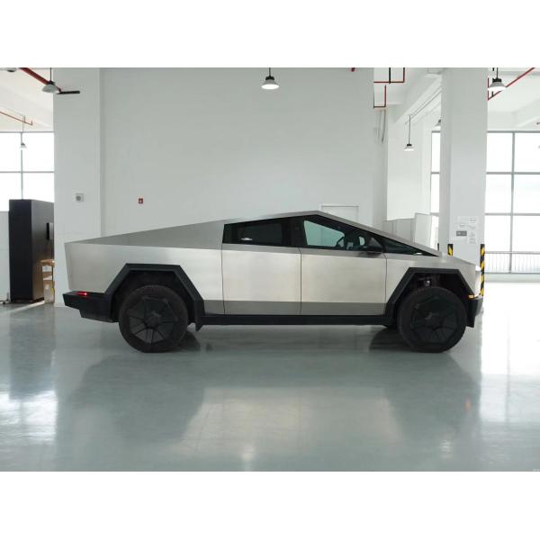 Camión eléctrico Tesla Cyber Off-Road de plata con cuerpo de acero y velocidad máxima de 180 Km / h