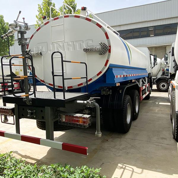 New Sinotruk Howo Sprinkling Water Tank Truck 351 - 450hp 6x4 10 Wheels From China