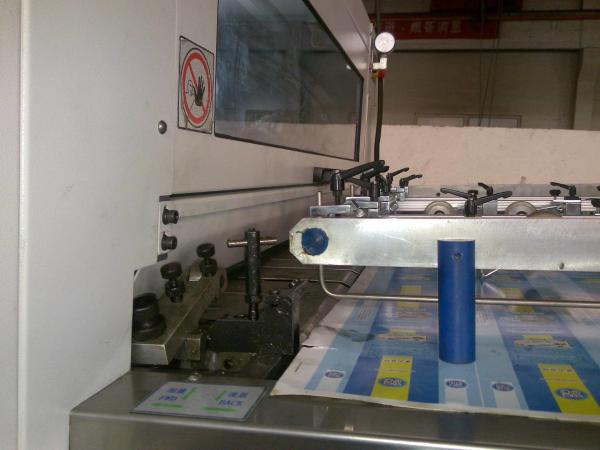 Semi Automatic Die-Cutting And Creasing Machine To Cut Paper Box