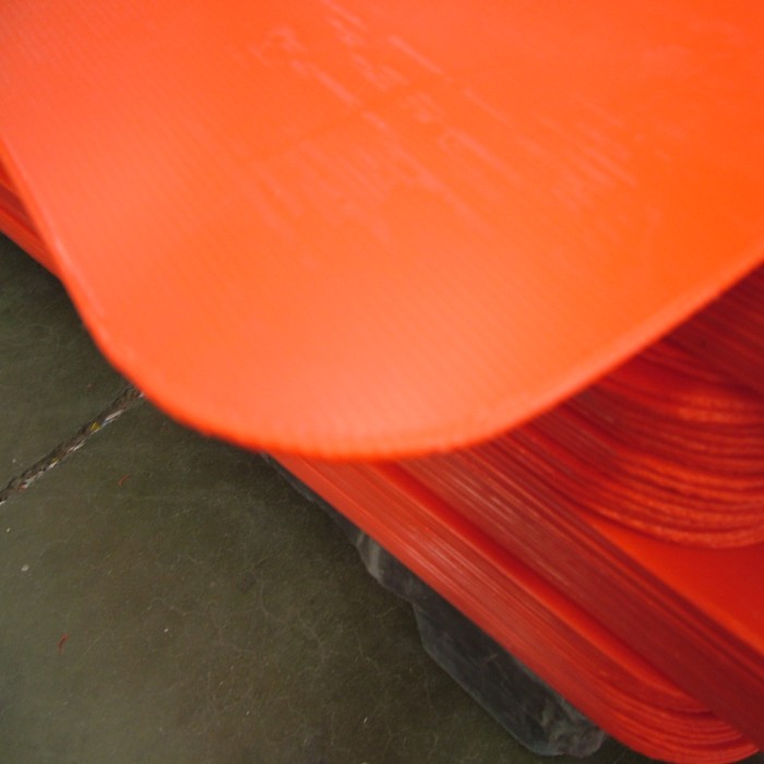 PP corrugated layer pads for bottle packaging, providing clean, hygienic and durable separation. Custom sizes, colors and thicknesses available to protect bottles and reduce transportation costs.