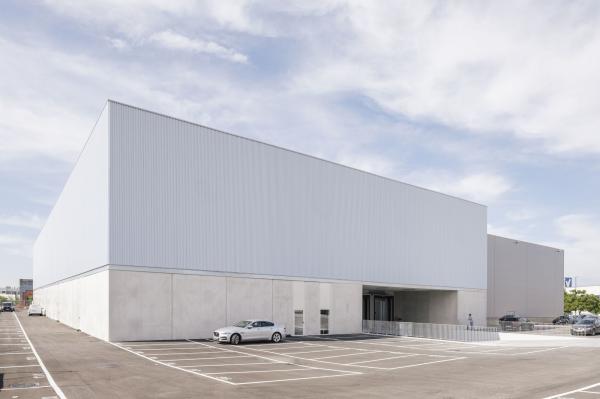 Entrepôt, atelier, immeuble de bureaux en structure d'acier longue durée avec conception gratuite et panneaux sandwich ou tôles d'acier