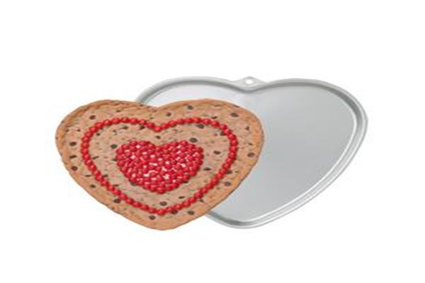 O mini coração colorido cópia deu forma à caixa da lata do chocolate para doces/doce