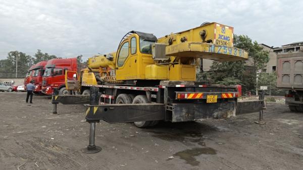 Grue pliante de 50 tonnes avec hauteur de levage maximale de 40 m à réduction spéciale