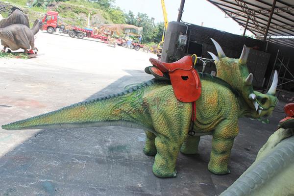 Passeios de passeio do dinossauro do Kiddie, carro Animatronic realístico do brinquedo do dinossauro