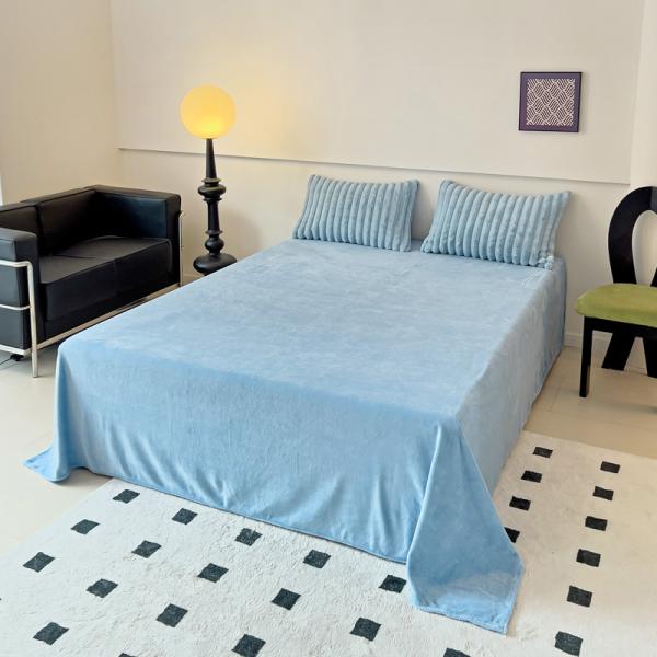 Cuatro piezas de ropa de cama