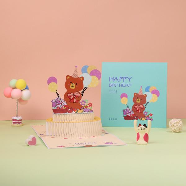 O laser cortou o bolo de aniversário do urso dos desenhos animados dos cartões do PNF do presente 3d