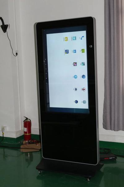 Quiosco de señalización digital de 49 pulgadas con resolución 1920x1080 y cámara Logitech C930