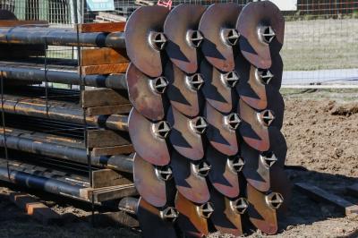 Fondation profonde en spirale de terre pour la ligne de la tour de transmission et la taille normale du paquet