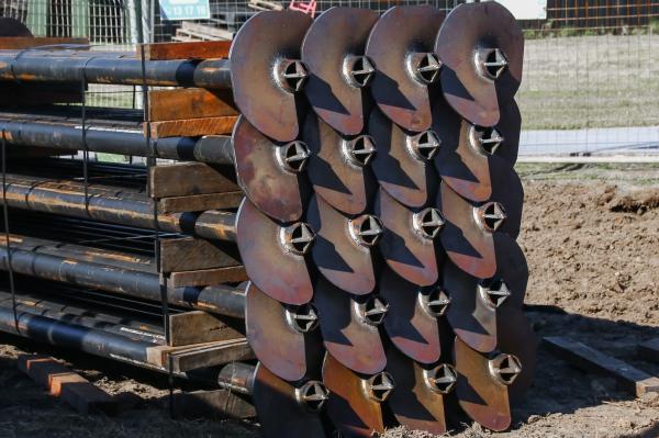 Fondation profonde en spirale de terre pour la ligne de la tour de transmission et la taille normale du paquet
