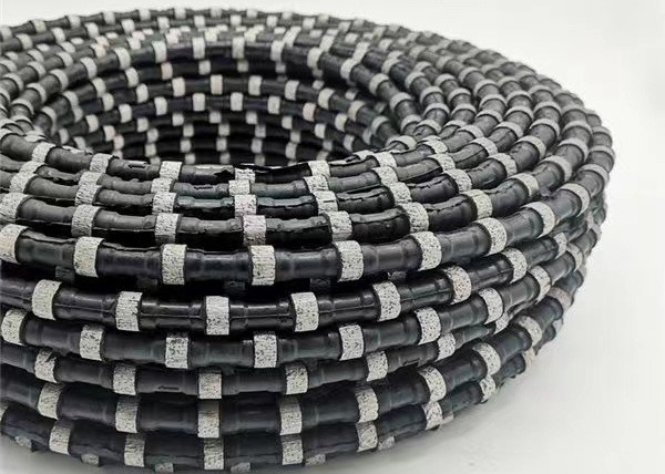 Гранит разрабатывая карьер провод диаманта увидел линейную скорость 22-25m/S вер