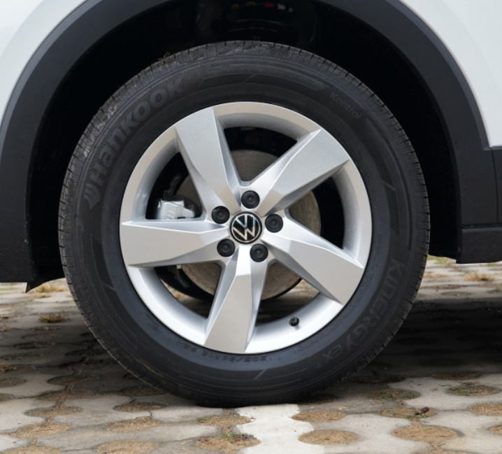 Автомобиль версии 1.5L 113HP L4 T-креста 2023 1.5L ручной Fengshang VW с турбонаддувом