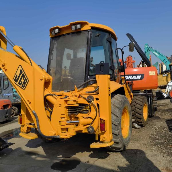 JCB 3CX chargée à l'excavatrice 6.07t