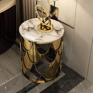 Apartamento de vidro circular com mesa de lado de café