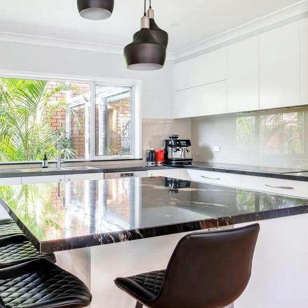 Modern Luxury Apartment Modular Furniture Cupboard White Lacquer Kitchen Cabinets For Home