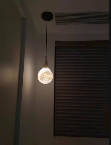 Vila de alabastro criativa hotel Bar de quarto Gota de chuva esférica Decoração moderna LED Lustreiro Luz de mármore