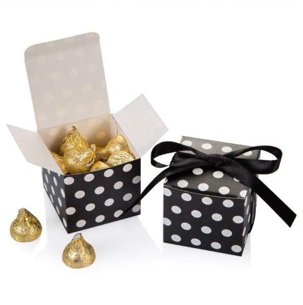 Ouro e tira que carimbam a caixa de presente do Natal com estilo do luxo da fita