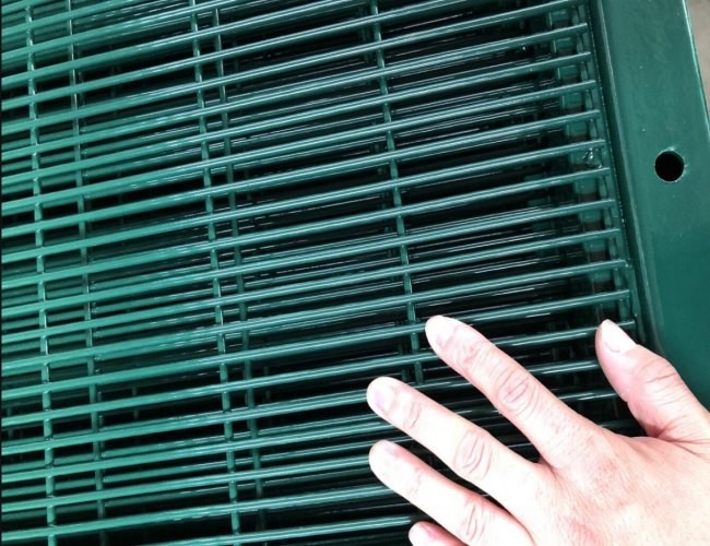 Анти- взбираясь Pvc 358 панелей сетки безопасностью покрыл зеленую ячеистую сеть 2.7m 3.0m