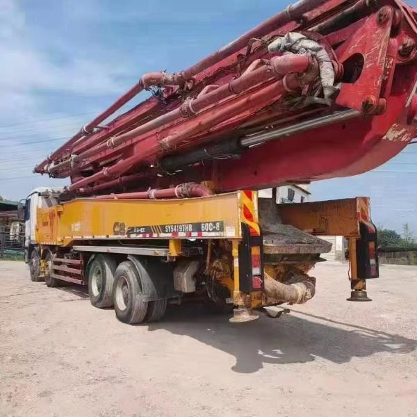 Processo de usinagem hidráulica de 56 metros de caminhão montado bomba de concreto para chassi Benz vermelho